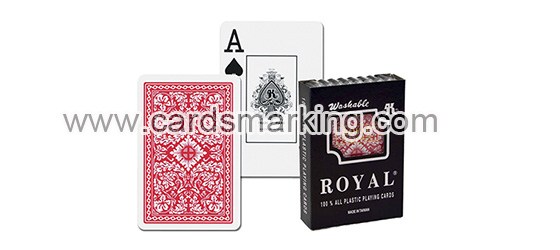 Royal marcado jugando a las cartas